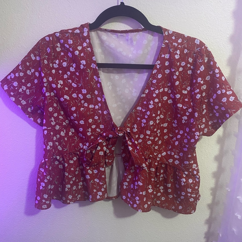 SHEIN Red/Flowered Tie Front Cropped Top